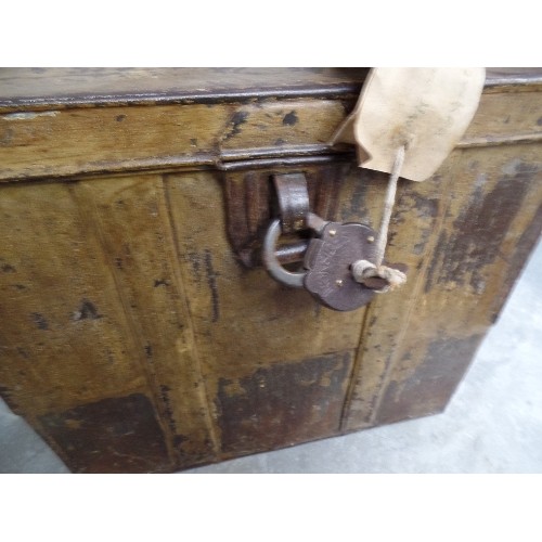 296 - A VERY RARE LATE 18TH OR EARLY 19TH CENTURY TOLEWARE STAGE COACH OR CARRIAGE TRUNK - SHAPED BOTTOM T... 