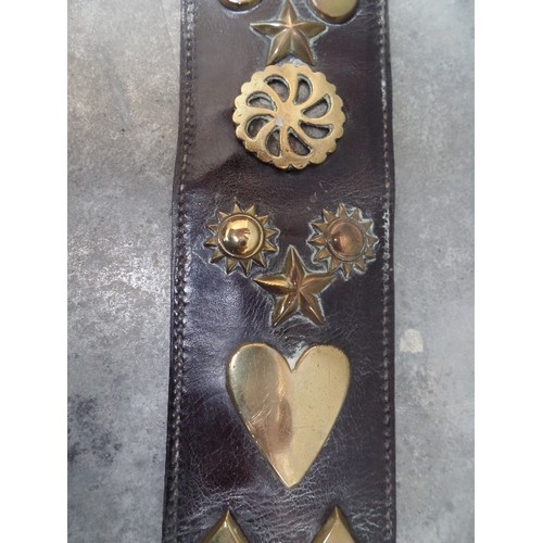 312 - A BEAUTIFULLY MADE EARLY TO MID 19TH CENTURY HARNESS STRAP WITH HEART, OVAL, SHAMROCK, STAR STUDS & ... 