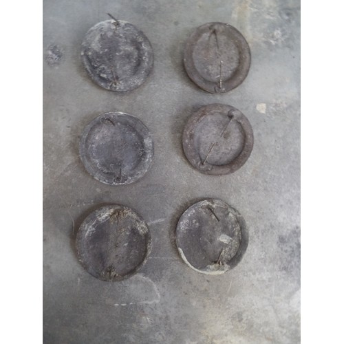 324 - FOUR FINELY CAST HORSE HEAD STUDS AND A PAIR OF CAST HORSE SHOE STUDS - 5.5CM DIA