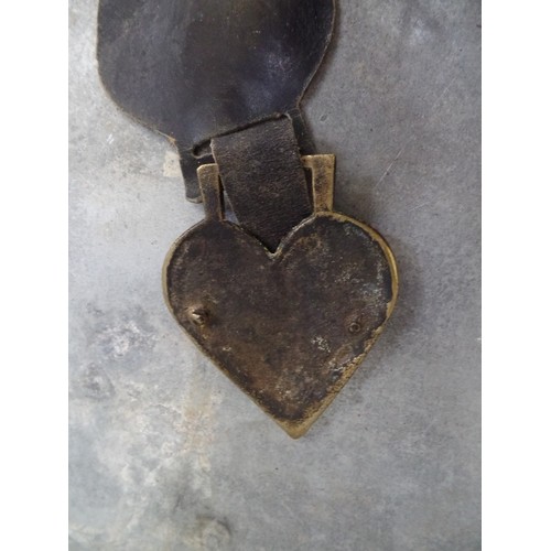 331 - A GOOD ANTIQUE CAST HEART HORSE BRASS WITH ENGRAVING 