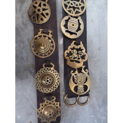 383 - VINTAGE LEATHER DISPLAY STRAP WITH 10 GOOD VICTORIAN BRASSES - CAST AND STAMPED. INCLUDES 1867 BRASS... 