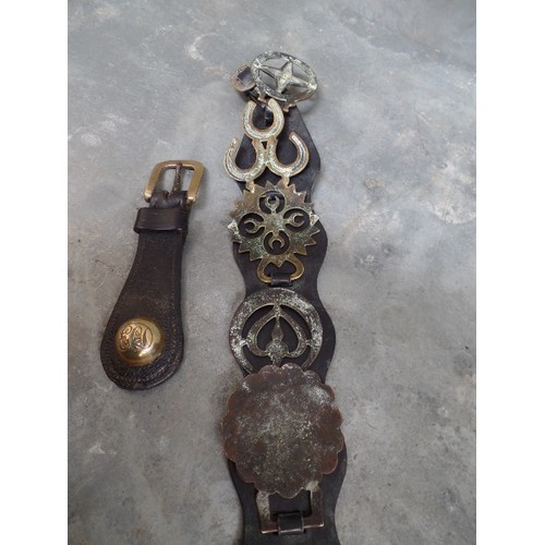 366 - A STRAP WITH 5 STAMPED AND CAST BRASSES, THE BOTTOM ONE WITH 