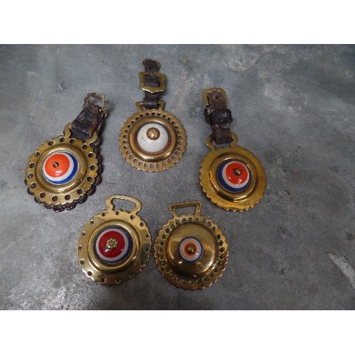 515 - FIVE  POT CENTRED ROSETTE STYLE HORSE BRASSES INCLUDING A RARE ONE WITH ORANGE STRIPE ONLY, THE OTHE... 