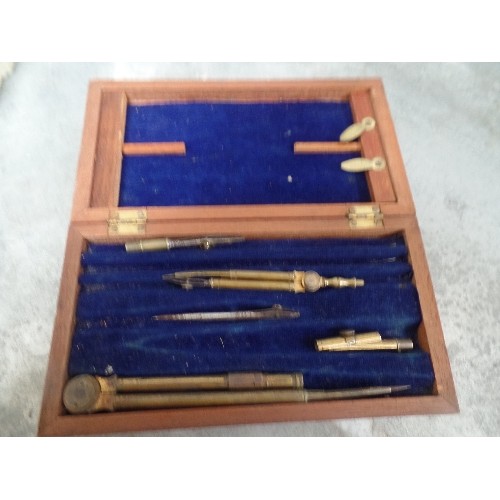 80 - AN EDWARDIAN GEOMETRY SET IN A MAHOGANY CASE TOGETHER WITH A PLAYER'S NAVY CUT TIN CIGARETTE BOX AND... 