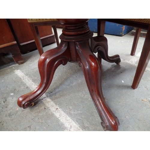 95 - VICTORIAN MAHOGANY OVAL TILT TOP TABLE ON TURNED COLUMN TERMINATING IN FOUR SPLAYED FEET - WHITE POT... 