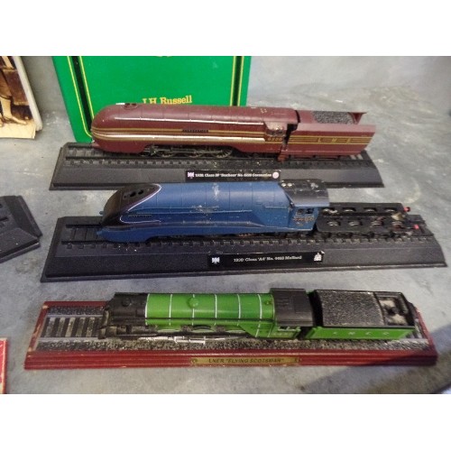 239A - COLLECTION OF 5 MODEL TRAIN LOCOMOTIVES ON STANDS INCLUDING LNER FLYING SCOTSMAN, 1938 CLASS 8P 