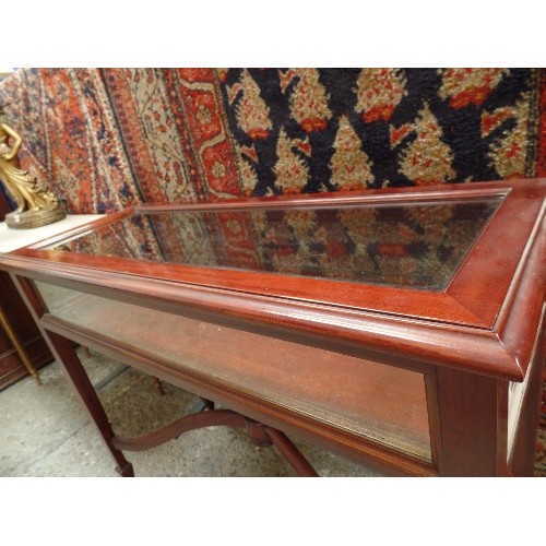 104D - A MAHOGANY AND BEVELLED GLASS TABLE DISPLAY OR SILVER CABINET, ON SHERATON STYLE LEGS WITH CURVED CR... 