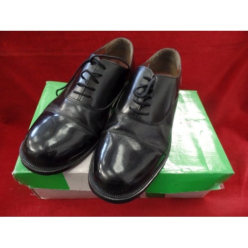 124 - PAIR OF CAPPED OXFORD CADET SHOES, SIZE 9 IN BLACK WITH BOX