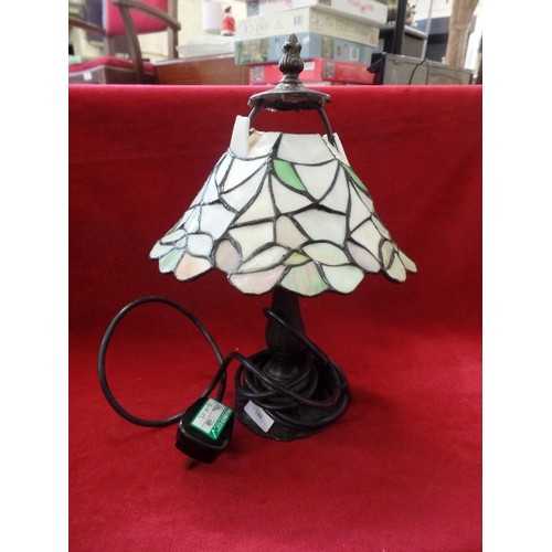 144 - LOVELY TIFFANY STYLE LAMP (NEEDS REATTACHING TO THE RIM)