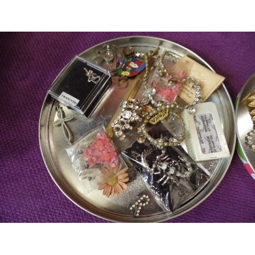 231 - VINTAGE COSTUME JEWELLERY ITEMS.