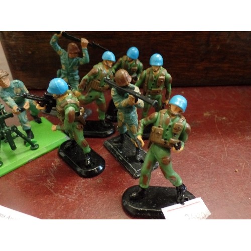 265 - SET OF BRITAINS COMBAT SOLDIERS. 2 DOUBLE FIGURES FIRING MISSILES, AND 7 SINGLE FIGURES.