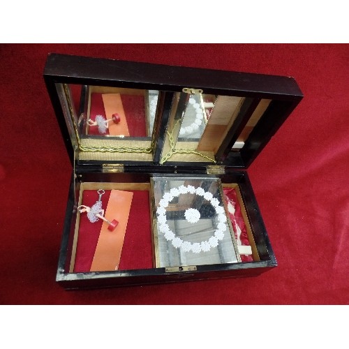 282 - 3 VINTAGE MUSICAL JEWELLERY BOXES. INCLUDES A LAQUERED ORIENTAL MUSIC BOX WITH BALLERINA.