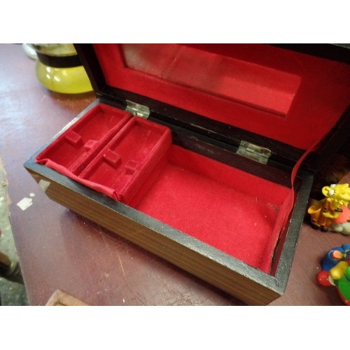 282 - 3 VINTAGE MUSICAL JEWELLERY BOXES. INCLUDES A LAQUERED ORIENTAL MUSIC BOX WITH BALLERINA.