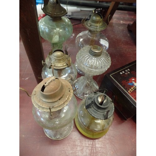 285 - 6 X VINTAGE GLASS OIL LAMPS. 1 STILL CONTAINS OIL.