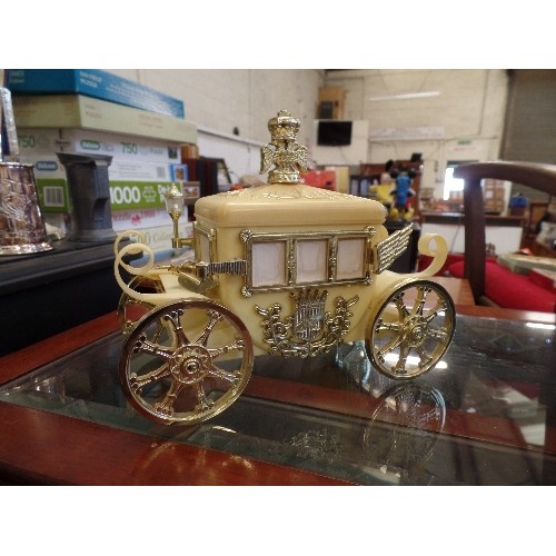 259 - 3 X RETRO-VINTAGE MUSICAL BOXES. INCLUDES A CINDERELLA CARRIAGE JEWELLERY BOX, A GONDOLIER, AND A RO... 