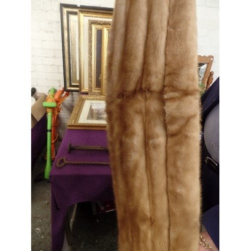 221 - BEAUTIFUL VINTAGE MINK FUR STOLE. LARGE. LINED. GOOD CONDITION.