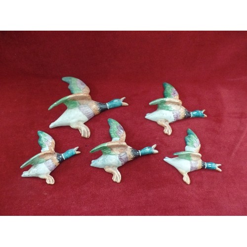 305 - SET OF 5 VINTAGE FLYING DUCKS, AGAIN LIKE HILDA OGDENS IN CORRIE!! ONE HAS A WING WHICH NEEDS RE-ATT... 