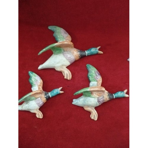 305 - SET OF 5 VINTAGE FLYING DUCKS, AGAIN LIKE HILDA OGDENS IN CORRIE!! ONE HAS A WING WHICH NEEDS RE-ATT... 