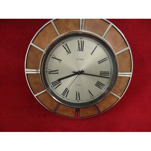 318 - METAMEC ROUND WALL CLOCK WITH WOOD EFFECT PANELLED FRAME, BATTERY