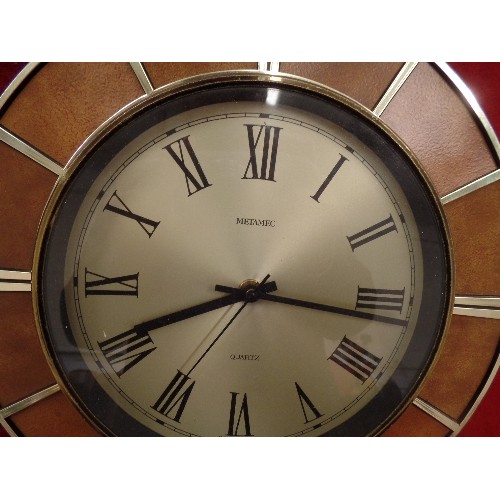 318 - METAMEC ROUND WALL CLOCK WITH WOOD EFFECT PANELLED FRAME, BATTERY