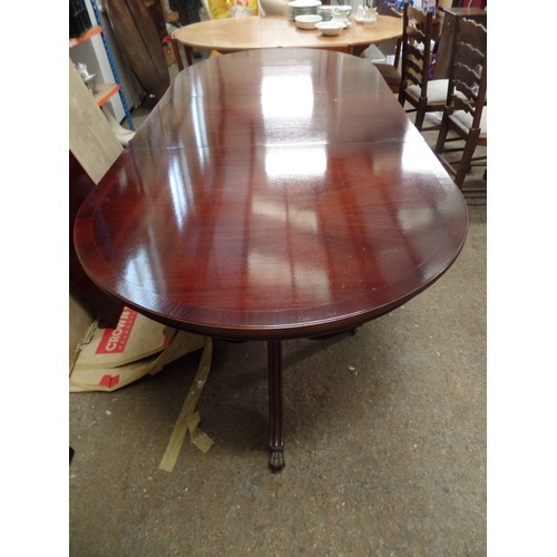 556 - LARGE DINING TABLE IN MAHOGANY EFFECT GLOSS FINISH ON TWO TRI LEGS ON BALL AND CLAW FEET