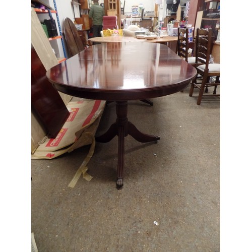 556 - LARGE DINING TABLE IN MAHOGANY EFFECT GLOSS FINISH ON TWO TRI LEGS ON BALL AND CLAW FEET