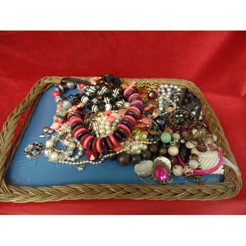 538 - A TRAY OF COSTUME JEWELLERY