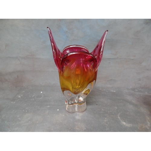 544 - 4 X STUNNING PIECES OF ART DECO GLASS - TO INCLUDE AN AMBER BOWL,  CRANBERRY JUG ETC