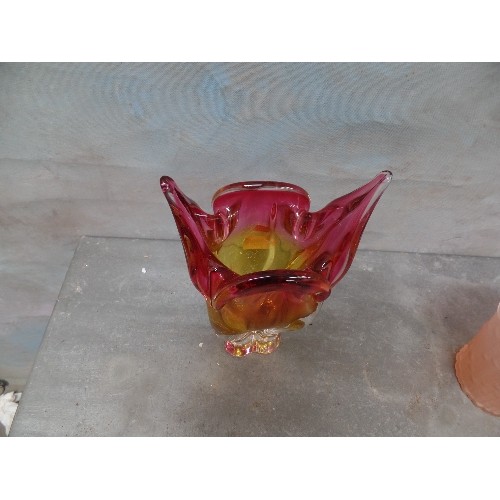 544 - 4 X STUNNING PIECES OF ART DECO GLASS - TO INCLUDE AN AMBER BOWL,  CRANBERRY JUG ETC