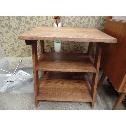 561 - UNUSUAL OAK EFFECT SIDE TABLE