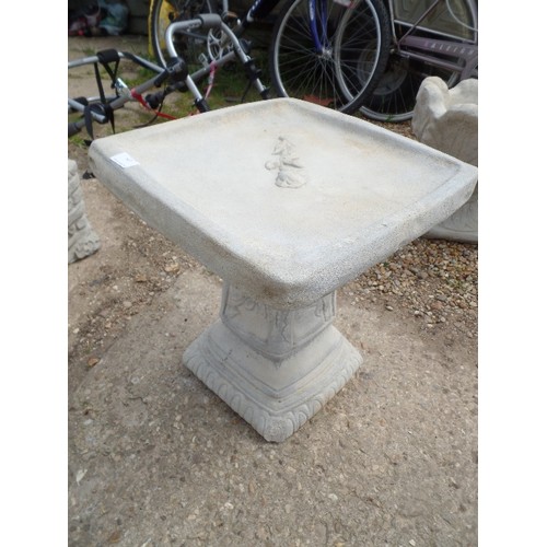662 - BIRD BATH WITH SQUARE TOP AND SINGLE CENTRAL ROSE