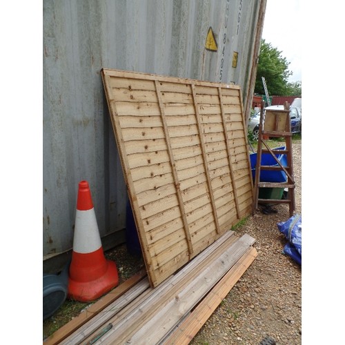 694 - FENCE PANEL AND WOOD LENGTHS