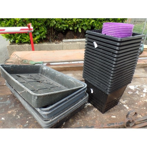 633 - BAG OF GARDEN POTS INCLUDING 18 BLACK, 16 PURPLE PLUS 6 SEED TRAYS