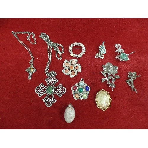 31 - BOX OF COSTUME BROOCHES - CAMEO, STAG WITH GREEN STONE, FLOWER MARCASITE, ETC AND 2 SILVER METAL CRO... 