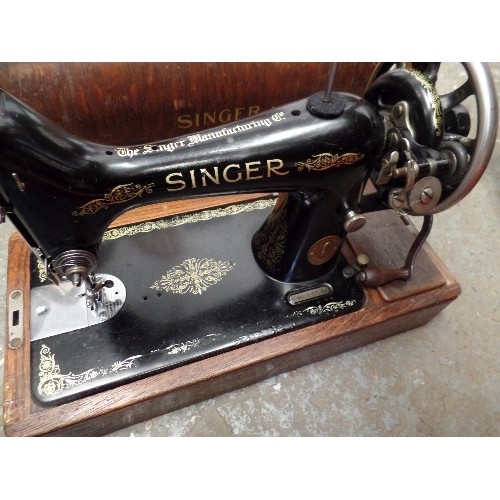 292A - VINTAGE SINGER SEWING MACHINE IN CASE