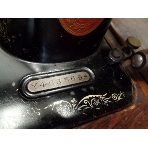 292A - VINTAGE SINGER SEWING MACHINE IN CASE