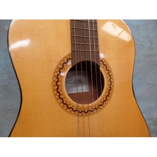 125 - ACOUSTIC GUITAR KC225