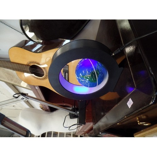 123A - SMALL MAGNETIC GLOBE, IN LED HALO.