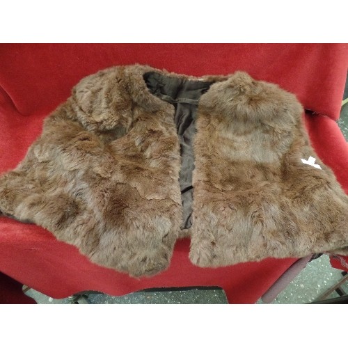 138 - VINTAGE FUR, SHORT CAPE.