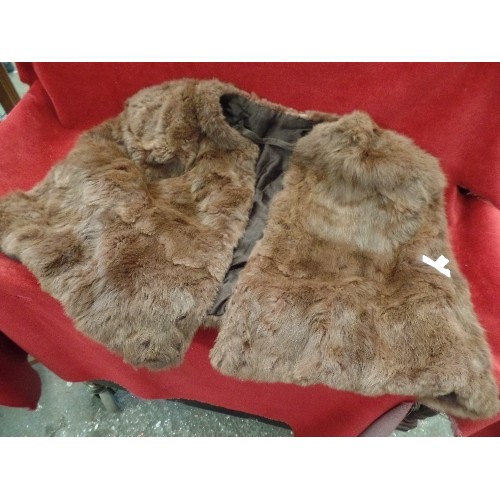 138 - VINTAGE FUR, SHORT CAPE.