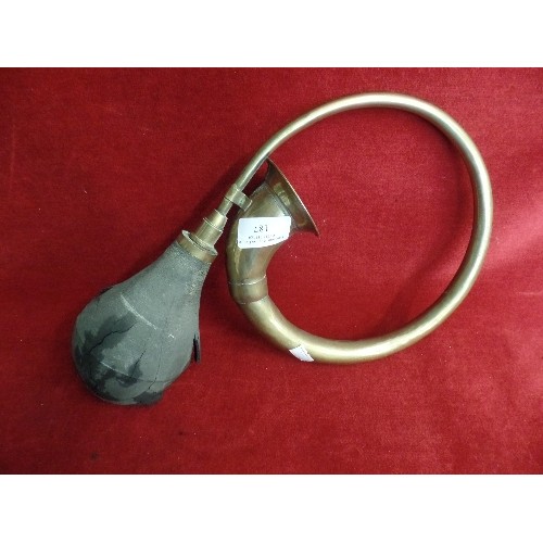 187 - VINTAGE BRASS HORN. THE RUBBER HAS PERISHED.