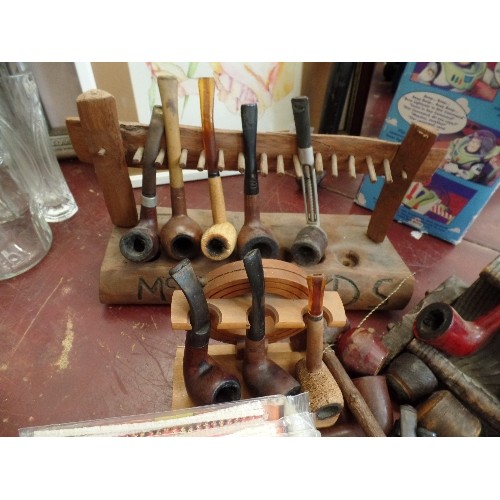 215 - COLLECTION OF 18 X VINTAGE WOODEN SMOKING PIPES. SOME ON STANDS, ALSO A QUANTITY OF NEW PIPE CLEANER... 