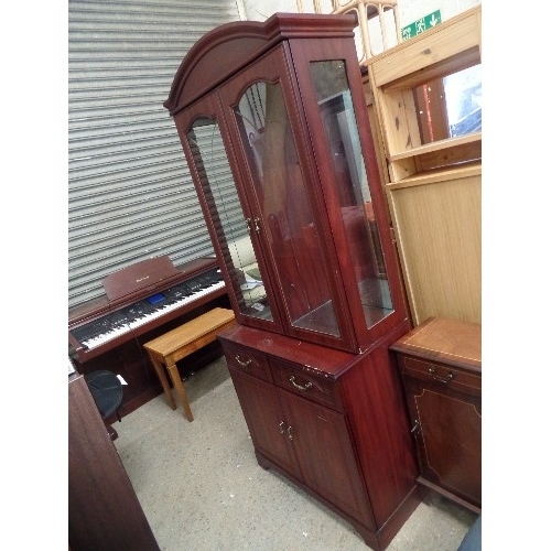 323 - MAHOGANY EFFECT DISPLAY UNIT WITH GLASS SHELVES WITH 2 DRAWERS AND 2 DOORS AT THE BOTTOM