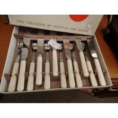 237 - VINTAGE PRIESTLY & MOORE VALIANT TABLEWARE. FISH CUTLERY IN ORIGINAL BOX. 6 SETTINGS.