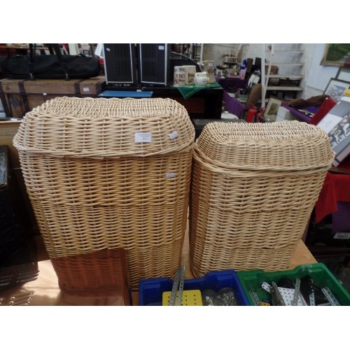 271 - PAIR OF WICKER LAUNDRY BASKETS. OVAL WITH HINGED LIDS. 1 SLIGHTLY LARGER THAN OTHER.