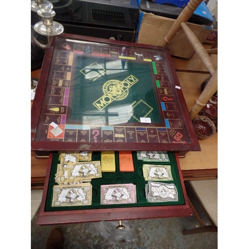 289 - LOVELY MONOPOLY SET UNDER GLASS IN WOODEN CABINET. HAS BANKERS DRAWER. REAL ESTATE PORTFOLIO CONTAIN... 