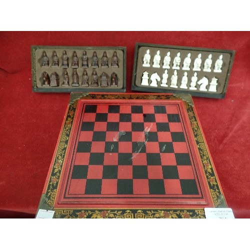 294 - SMALL CHESS SET, DECORATIVE WOODEN BOX, WITH 2 PULL-OUT DRAWERS CONTAINING PIECES.