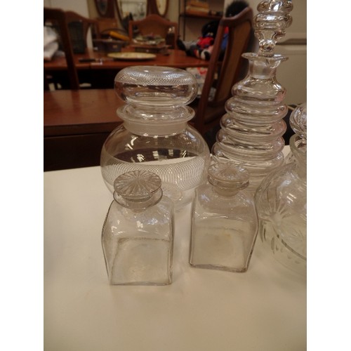 307 - 7 X GOOD QUALITY VINTAGE SMALL GLASS DECANTERS, LIDDED GLASS POTS ETC. INCLUDES ETCHED GLASS AND CUT... 