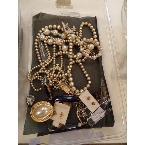 306 - COSTUME JEWELLERY, CUFFLINKS, BROOCHES, PIN BADGES ETC