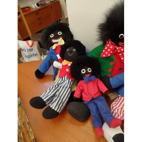 374 - 5 X SOFT RETRO GOLLIES IN GOOD CONDITION. INC BY LEXIE HAWORTH FROM THE BEARS OF HAWORTH COTTAGE.2 L... 